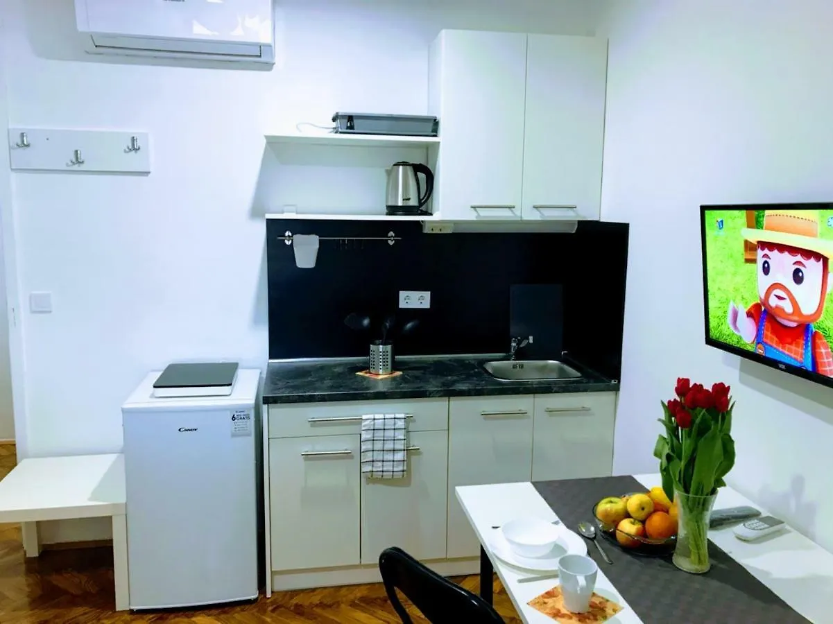 Zpula Center Apartments And Rooms 2*, Pula Croatia