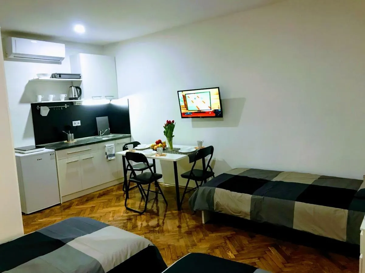 Zpula Center Apartments And Rooms 2*, PUY
